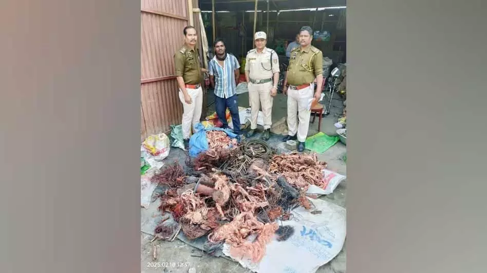 Assam : पुलिस ने कबाड़खाने पर छापा मारकर 276 किलोग्राम चोरी के तांबे और चांदी के तार जब्त