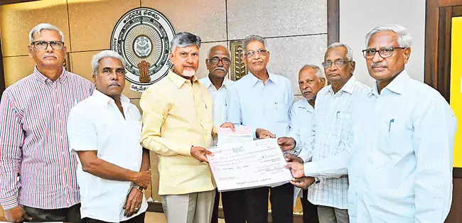 Andhra: अन्ना कैंटीन को 6.66 लाख रुपये का दान Andhra: अन्ना कैंटीन को 6.66 लाख रुपये का दान
