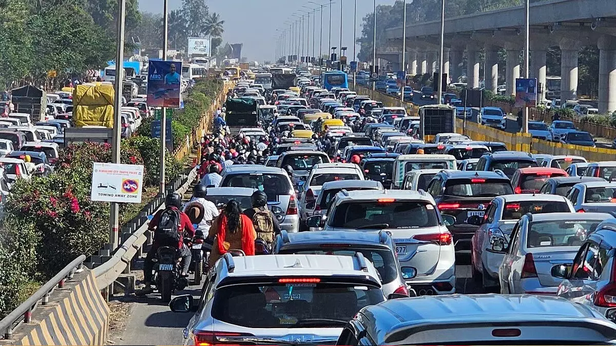 Bengaluru: एयरो इंडिया शो के दूसरे दिन भारी ट्रैफिक जाम में फंसे यात्री