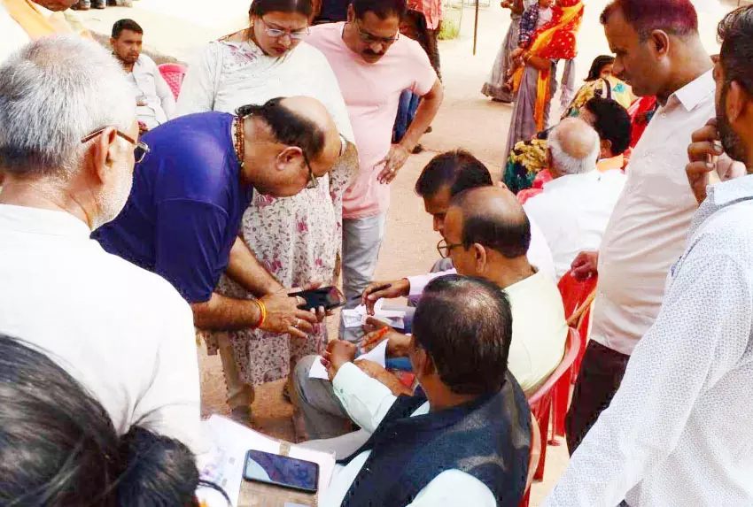 पूर्व राज्यपाल रमेश बैस का पोलिंग बूथ बदला, अन्य वोटर भी इसी समस्या से जूझे पूर्व राज्यपाल रमेश बैस का पोलिंग बूथ बदला, अन्य वोटर भी इसी समस्या से जूझे