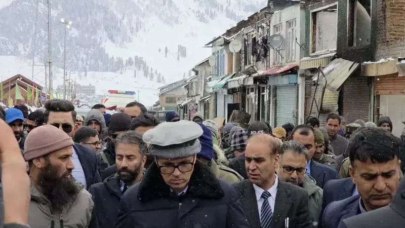 J&K के मुख्यमंत्री उमर अब्दुल्ला ने सोनमर्ग में अग्निकांड पीड़ितों से मुलाकात की J&K के मुख्यमंत्री उमर अब्दुल्ला ने सोनमर्ग में अग्निकांड पीड़ितों से मुलाकात की
