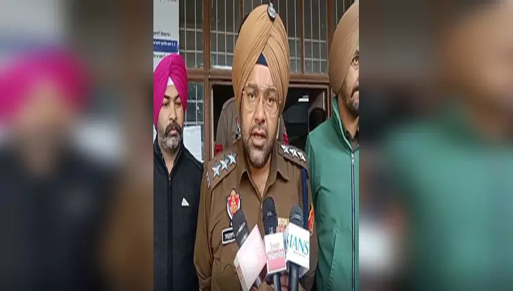 कोर्ट में निहंग ने की महिला जज पर हमले की कोशिश, VIDEO कोर्ट में निहंग ने की महिला जज पर हमले की कोशिश, VIDEO