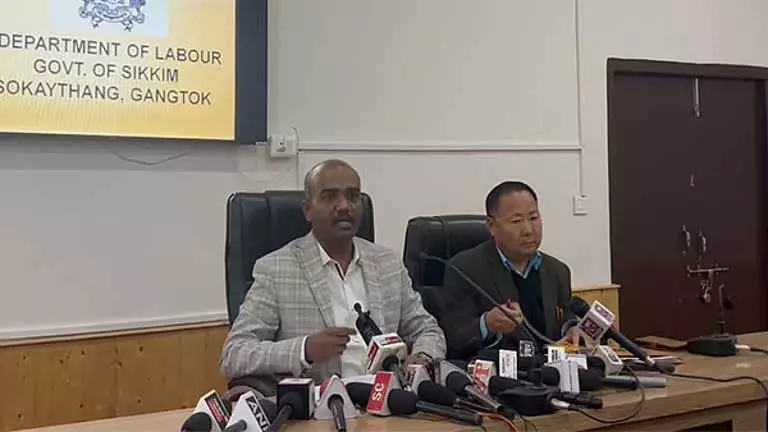Sikkim सरकार ने प्रवासी आमद की चिंताओं के बीच श्रमिक पहचान पत्र अनिवार्य किया Sikkim सरकार ने प्रवासी आमद की चिंताओं के बीच श्रमिक पहचान पत्र अनिवार्य किया