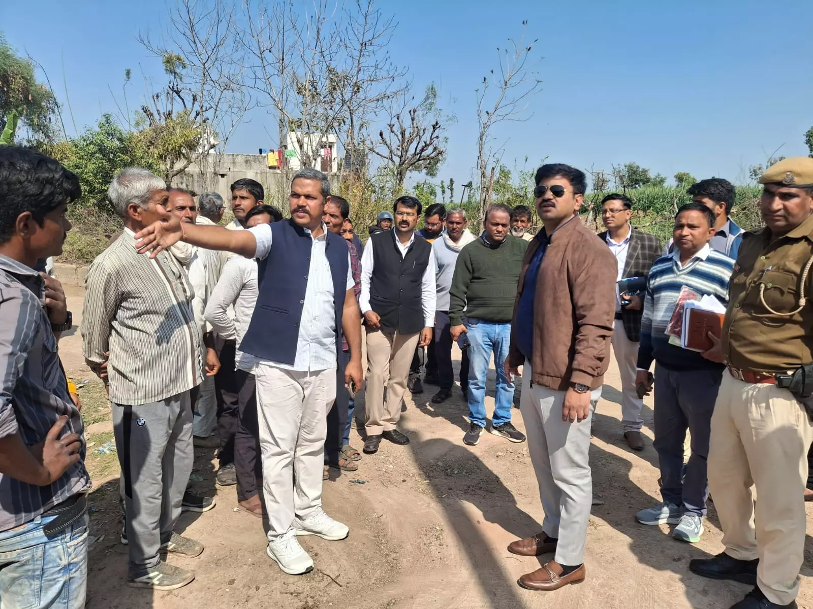 Dholpur: जिला कलेक्टर ने किया ग्राम धौर्रा का भ्रमण Dholpur: जिला कलेक्टर ने किया ग्राम धौर्रा का भ्रमण