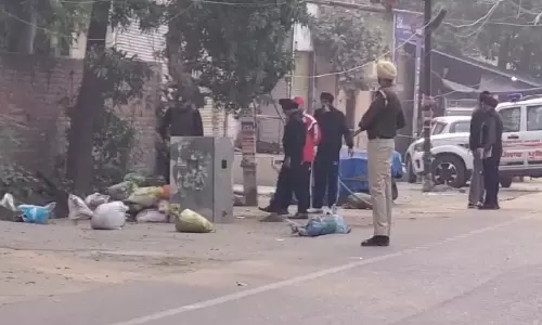Punjab: बम जैसी वस्तु मिलने से हड़कंप, मौके पर पहुंची पुलिस Punjab: बम जैसी वस्तु मिलने से हड़कंप, मौके पर पहुंची पुलिस
