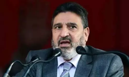 अल्ताफ बुखारी ने दिहाड़ी मजदूरों के खिलाफ कार्रवाई की आलोचना की