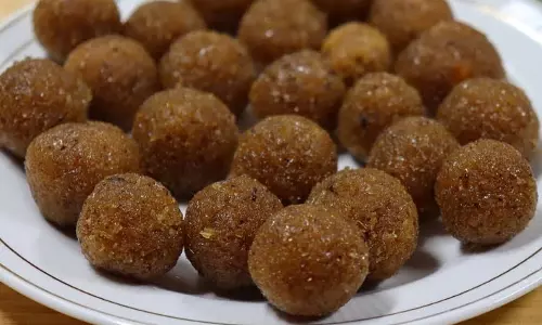 Coconut-Jaggery Laddu: सेहत के लिए फायदेमंद और स्वाद में किसी भी मिठाई से कम नहीं