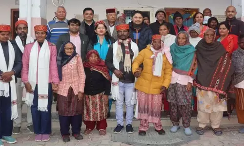 Himachal: पश्चिम बंगाल की महिला अपने परिवार से मिली Himachal: पश्चिम बंगाल की महिला अपने परिवार से मिली