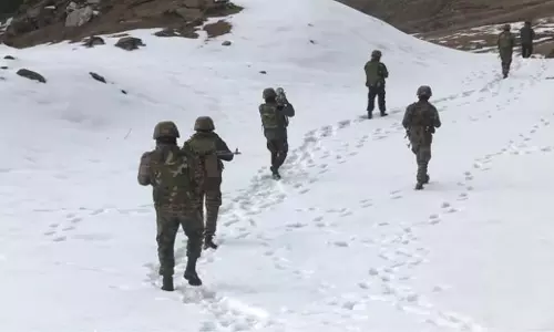 J&K: सेना ने बर्फ से ढके डोडा में गश्त की J&K: सेना ने बर्फ से ढके डोडा में गश्त की