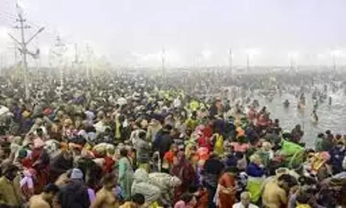 Prayagraj: महाकुंभ में पवित्र स्नान के लिए उमड़ी श्रद्धालुओं की भीड़