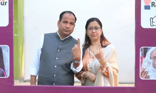 निकाय चुनाव 2025, रायपुर कलेक्टर गौरव सिंह ने सपत्नीक किया मतदान
