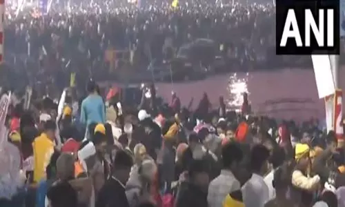 MahaKumbh में त्रिवेणी संगम में डुबकी लगाने के लिए श्रद्धालुओं की भीड़ उमड़ी