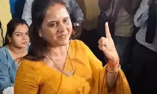 मेयर प्रत्याशी मीनल चौबे ने चंगोराभाटा में मतदान किया मेयर प्रत्याशी मीनल चौबे ने चंगोराभाटा में मतदान किया