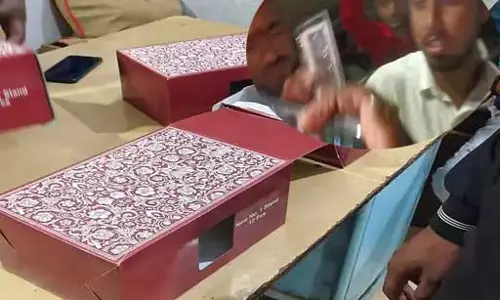 पूर्व पार्षद की कार से चांदी की मूर्तियां बरामद