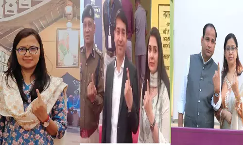 कलेक्टर और SP ने किया अपने मताधिकार का प्रयोग
