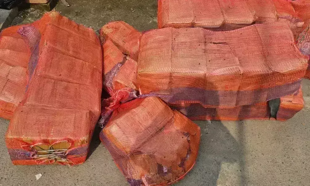 Araria: थाना पुलिस ने 279 लीटर नेपाली शराब, दो मोटरसाइकिल के साथ एक तस्कर को दबोचा Araria: थाना पुलिस ने 279 लीटर नेपाली शराब, दो मोटरसाइकिल के साथ एक तस्कर को दबोचा