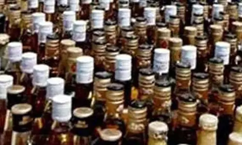 Andhra: आबकारी आयुक्त ने एमआरपी वृद्धि पर स्पष्टीकरण दिया Andhra: आबकारी आयुक्त ने एमआरपी वृद्धि पर स्पष्टीकरण दिया