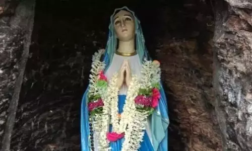 Andhra: गुनाडाला मैरी मठ उत्सव में श्रद्धालु उमड़े Andhra: गुनाडाला मैरी मठ उत्सव में श्रद्धालु उमड़े