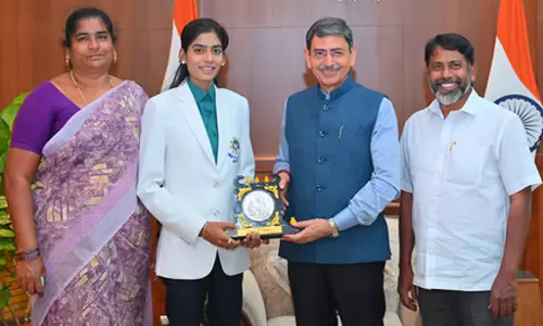 राज्यपाल ने कैरम विश्व चैंपियन की प्रशंसा की: छात्र परामर्श में भाग लिया राज्यपाल ने कैरम विश्व चैंपियन की प्रशंसा की: छात्र परामर्श में भाग लिया
