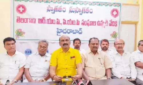 Telangana: आरएमपी, पीएमपी एसोसिएशन ने बीआरएस के राजनीतिकरण की निंदा की Telangana: आरएमपी, पीएमपी एसोसिएशन ने बीआरएस के राजनीतिकरण की निंदा की