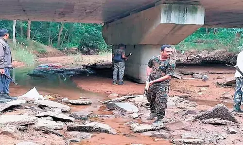 Telangana: माओवादी मुठभेड़ के बाद तेलंगाना के सीमावर्ती गांवों में सुरक्षा कड़ी कर दी गई