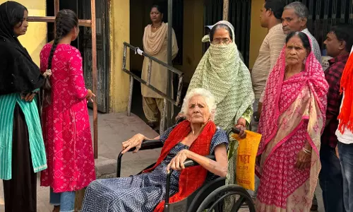 शारीरिक अक्षमता मताधिकार में नहीं बनी बाधा, व्हील चेयर में मतदान केंद्र पहुंची बुजुर्ग महिला शारीरिक अक्षमता मताधिकार में नहीं बनी बाधा, व्हील चेयर में मतदान केंद्र पहुंची बुजुर्ग महिला