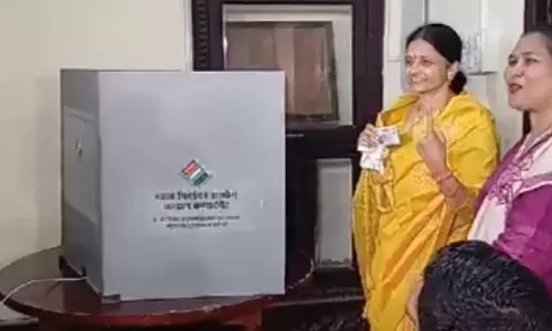 रायपुर में कांग्रेस की मेयर प्रत्याशी दीप्ति दुबे ने वोटिंग की रायपुर में कांग्रेस की मेयर प्रत्याशी दीप्ति दुबे ने वोटिंग की
