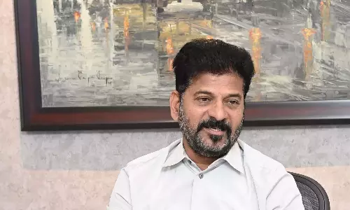 Revanth ने अधिकारियों को कम कीमत पर रेत की आपूर्ति करने का आदेश दिया
