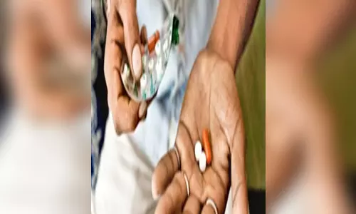 दवा खाने से दो दर्जन से अधिक छात्र बीमार, अभिभावक घबराए, स्कूल में हंगामा दवा खाने से दो दर्जन से अधिक छात्र बीमार, अभिभावक घबराए, स्कूल में हंगामा