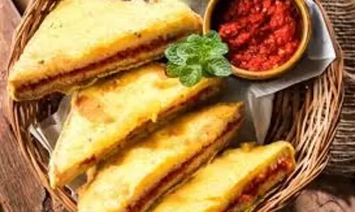 Besan Toast: जल्दी से बनाना चाहते हैं स्वादिष्ट नाश्ता, ट्राई करें बेसन टोस्ट