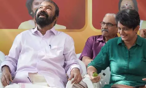 Kerala के मंत्री के सिर पर गिरा आम शिवनकुट्टी ने शेयर की वायरल फोटो