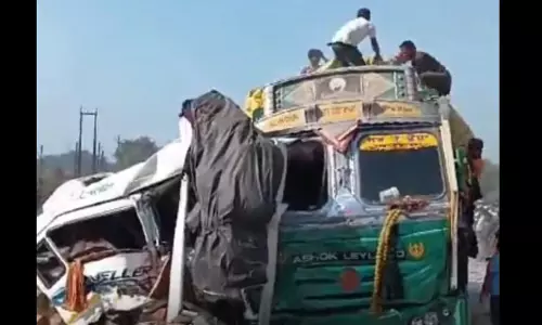 7 कुंभ यात्रियों की मौत, ट्रक से टकराई गाड़ी