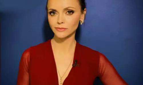 Christina Ricci ने कहा- उनकी तीन साल की बेटी उन्हें उनके नाम से बुलाती है Christina Ricci ने कहा- उनकी तीन साल की बेटी उन्हें उनके नाम से बुलाती है