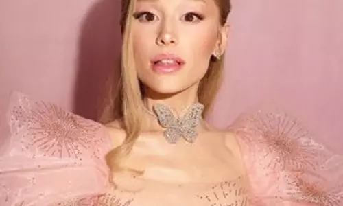 Ariana Grande ने अपने तलाकशुदा माता-पिता को फिर से दोस्त बनने के लिए मजबूर करने के बारे में बात की Ariana Grande ने अपने तलाकशुदा माता-पिता को फिर से दोस्त बनने के लिए मजबूर करने के बारे में बात की
