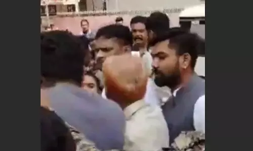 युवती के साथ पोलिंग बूथ में छेड़छाड़, मनचले को लोगों ने पीटा युवती के साथ पोलिंग बूथ में छेड़छाड़, मनचले को लोगों ने पीटा