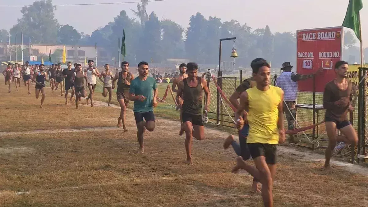 NCR Ghaziabad: पुलिस भर्ती में अभ्यर्थियों ने दौड़ में दम दिखाया NCR Ghaziabad: पुलिस भर्ती में अभ्यर्थियों ने दौड़ में दम दिखाया