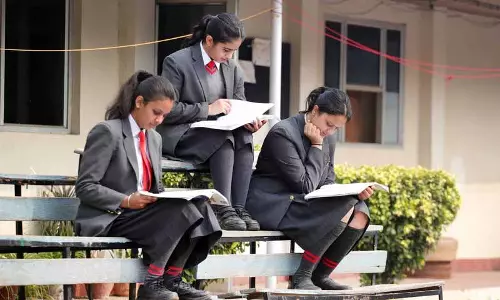 Punjab: स्मार्टफोन के किताबों से ध्यान हटाने के कारण विशेषज्ञों ने सख्त नियमन की मांग की