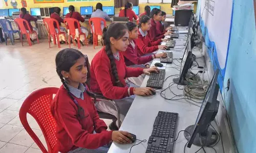 स्कूल लैपटॉप और AI-संचालित शिक्षा के माध्यम से छात्रों को सशक्त बनाएंगे