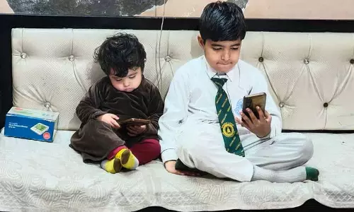 Punjab: माता-पिता बच्चों का स्क्रीन टाइम कम करें और उन्हें बाहरी गतिविधियों में व्यस्त रखें Punjab: माता-पिता बच्चों का स्क्रीन टाइम कम करें और उन्हें बाहरी गतिविधियों में व्यस्त रखें