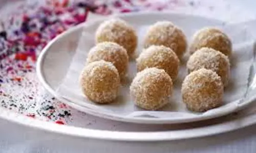 Coconut-Jaggery Laddu सेहत के लिए फायदेमंद