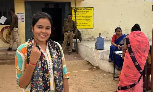 लोकतंत्र में युवाओं की भागीदारी, युवा मतदाता रुचि ठाकुर ने किया मतदान