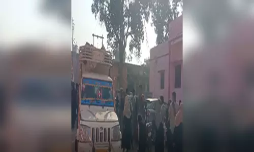 तेज रफ्तार डंपर ने मारी कार को टक्कर, 5 लोगों की मौत