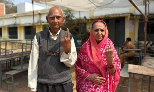 लोकतंत्र के प्रति जिम्मेदारी निभाते हुए वृद्ध दंपति ने किया मतदान