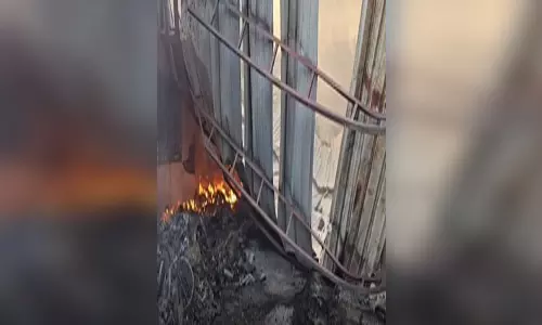 भीषण आग की चपेट में आए 10 कबाड़ गोदाम, मचा हड़कंप
