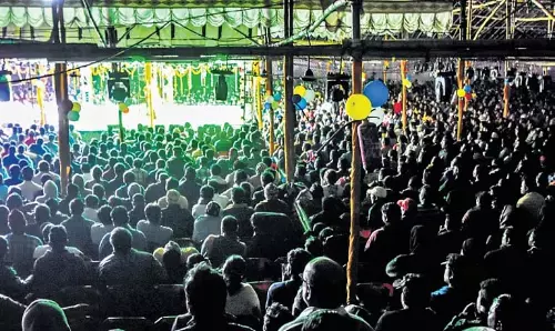 Odisha: सरकार द्वारा दिशा-निर्देश बनाने में ढिलाई बरतने के कारण ‘जात्रा’ में अश्लीलता का बोलबाला जारी Odisha: सरकार द्वारा दिशा-निर्देश बनाने में ढिलाई बरतने के कारण ‘जात्रा’ में अश्लीलता का बोलबाला जारी