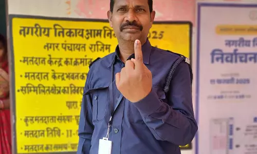 कोटवार है लोकतंत्र के सच्चे प्रहरी, ड्यूटी के दौरान किया मतदान