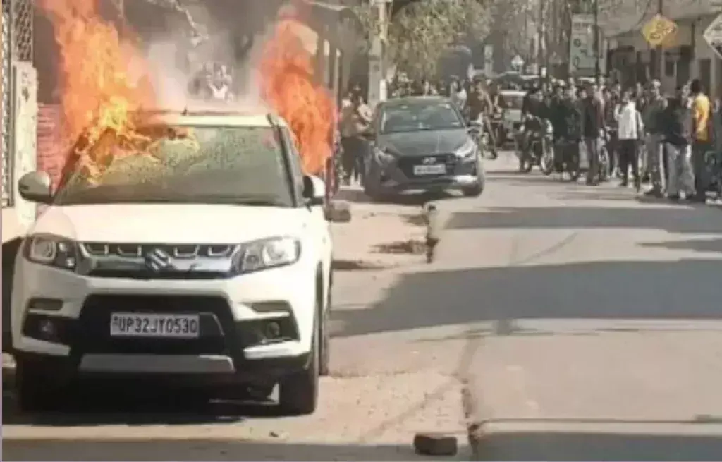 Lakhimpur Kheri: अस्पताल रोड पर सड़क पर खड़ी ब्रेजा कार आग का गोला बनी