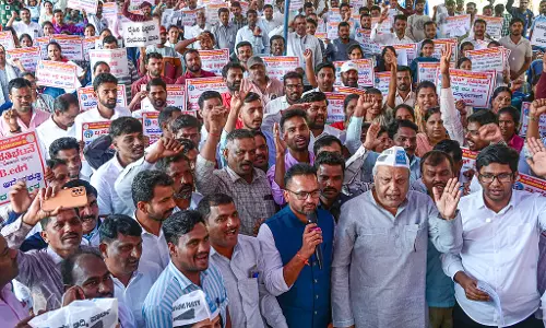 Karnataka: शिक्षक भर्ती की मांग Karnataka: शिक्षक भर्ती की मांग