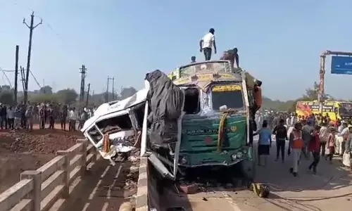 Road accident: कुंभ मेले से लौटते समय हैदराबाद के 8 निवासियों की मौत