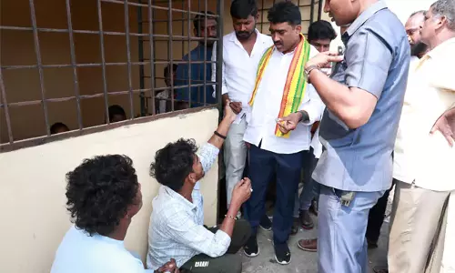 Andhra: विधायक गोंदू शंकर ने युवक को गांजा पीते पकड़ा Andhra: विधायक गोंदू शंकर ने युवक को गांजा पीते पकड़ा